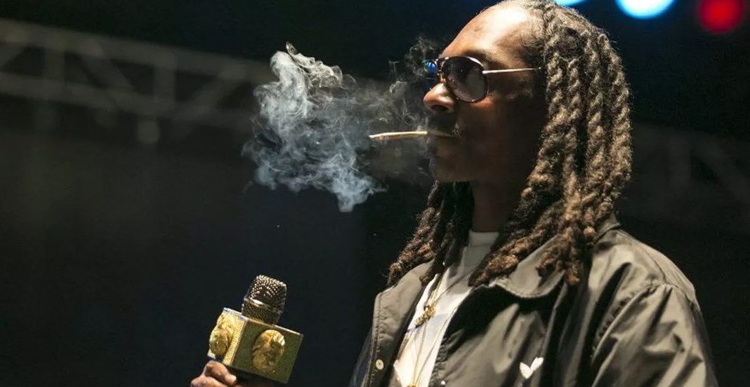 Snoop Dogg déclare avoir embauché un rouleur de joints à temps plein